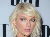 Taylor Swift w jasnych włosach na gali Beverly Hills